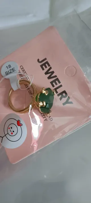 Anillo Dorado con Piedra Verde Talla 18