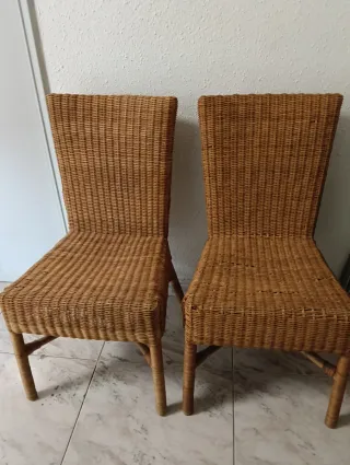 silla de mimbre
Solo queda la de la derecha.