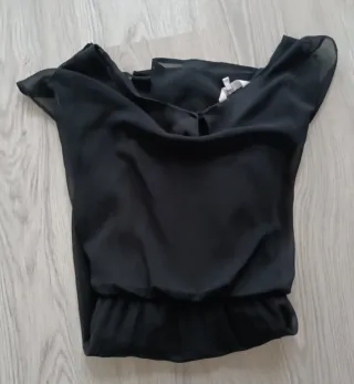 Vestido negro con volante