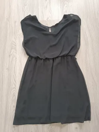 Vestido negro con volante