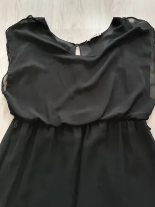 Vestido negro con volante