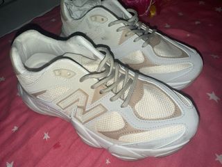 Botines beige y blancos