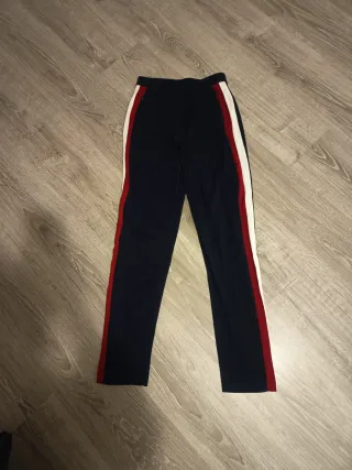 Pantalón azul con rayas laterales