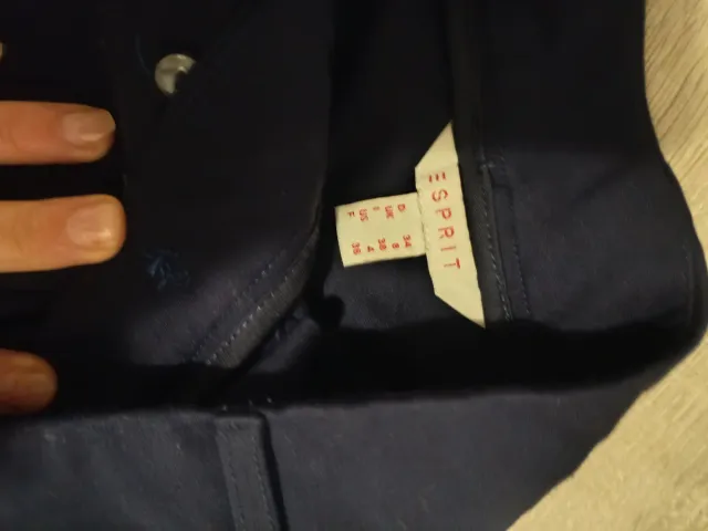 Pantalón azul con rayas laterales