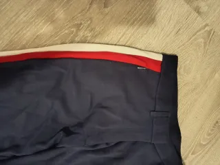 Pantalón azul con rayas laterales