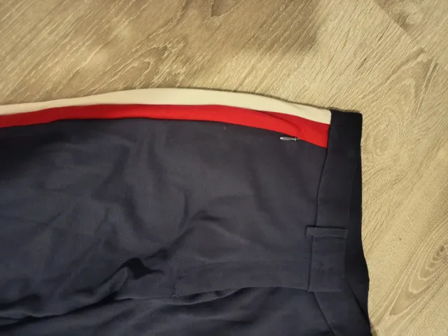 Pantalón azul con rayas laterales