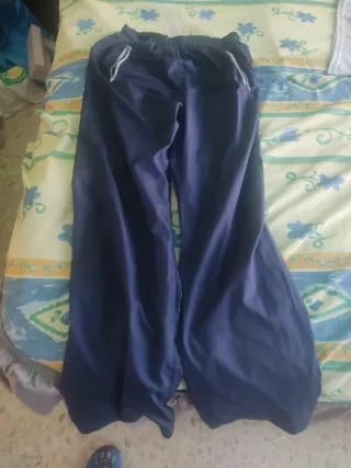 Chaqueta deportiva azul y gris