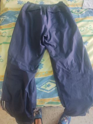 Chaqueta deportiva azul y gris