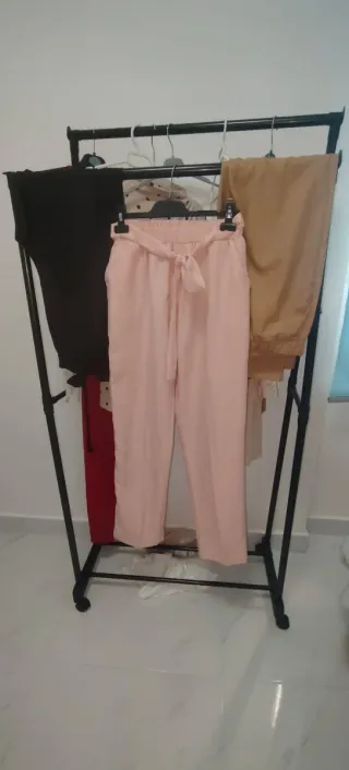 Pantalones de vestir color rosa, negro y camel