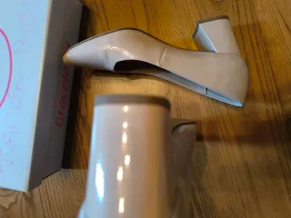 Zapatos de tacón Graceland beige efecto charol.