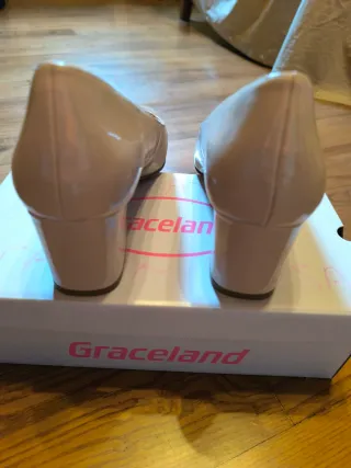 Zapatos de tacón Graceland beige efecto charol.