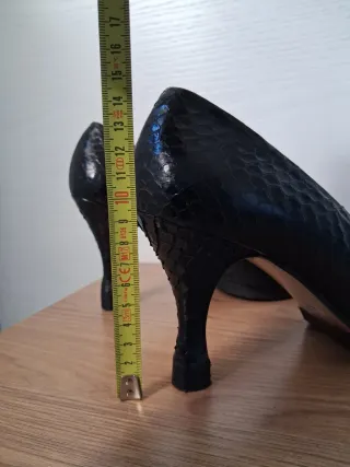 Scarpe tacco effetto pitonato