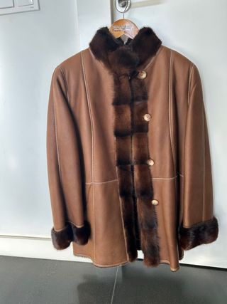 Abrigo de piel marrón con detalles cuello y puño