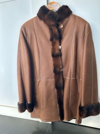 Abrigo de piel marrón con detalles cuello y puño
