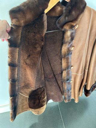 Abrigo de piel marrón con detalles cuello y puño