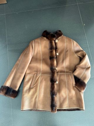 Abrigo de piel marrón con detalles cuello y puño