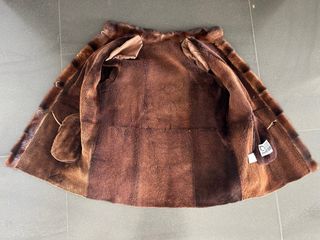 Abrigo de piel marrón con detalles cuello y puño