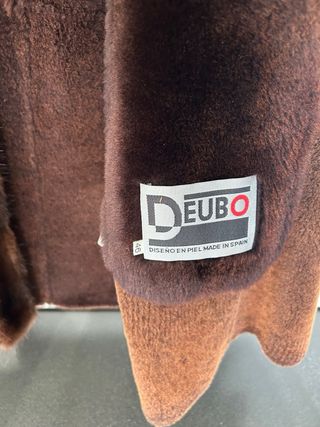 Abrigo de piel marrón con detalles cuello y puño