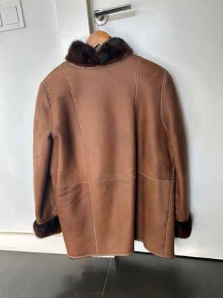 Abrigo de piel marrón con detalles cuello y puño