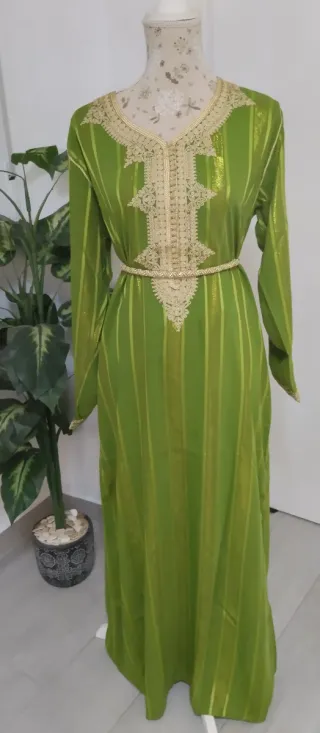 Vestido Jawhara verde con detalles dorados