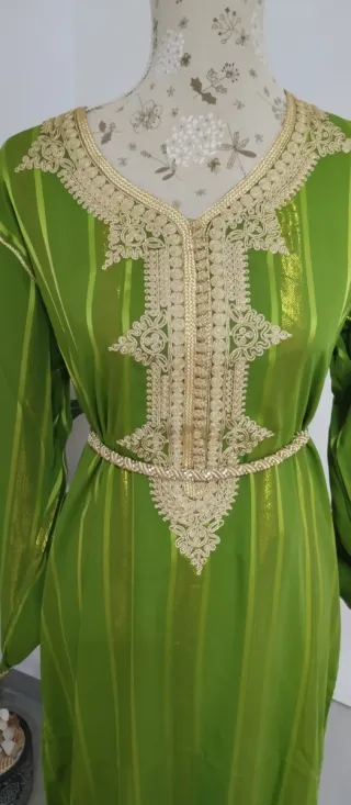 Vestido Jawhara verde con detalles dorados