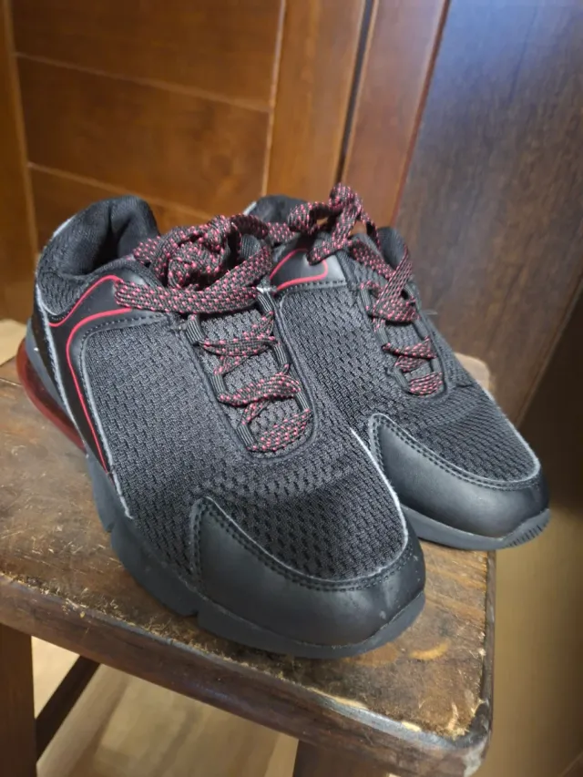 Zapatillas niño negras con cordones