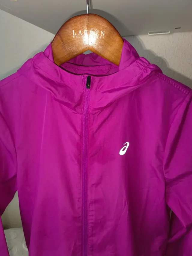 Chaqueta running impermeable ASICS violeta o rosa