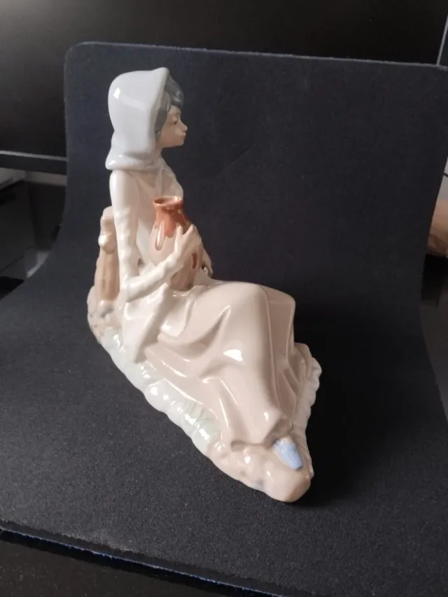Figura Porcelana Casades Mujer con Jarrón