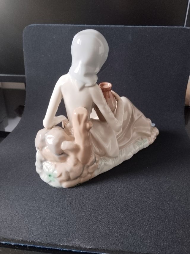 Figura Porcelana Casades Mujer con Jarrón