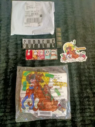 Camiseta Supreme All dogs go to Heaven.Talla M.