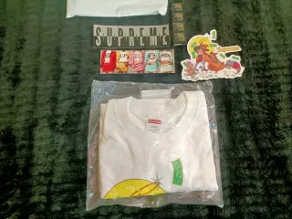 Camiseta Supreme All dogs go to Heaven.Talla M.