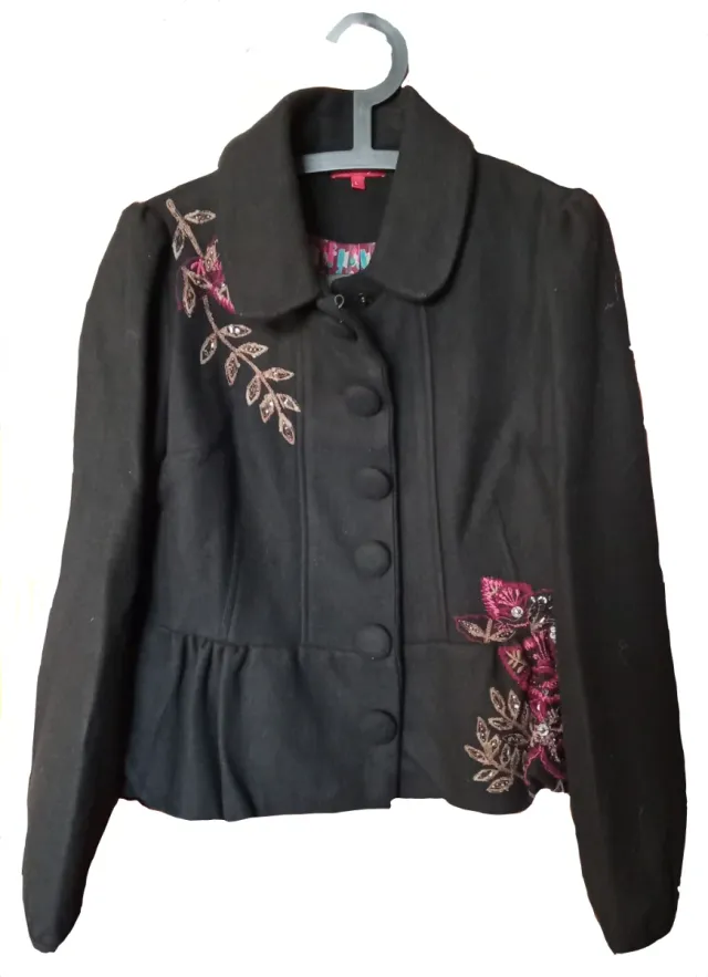 Traje Chaqueta y Vestido Negro con Flores