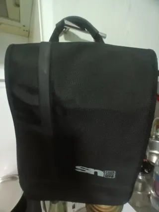 Mochila tipo maletín negra