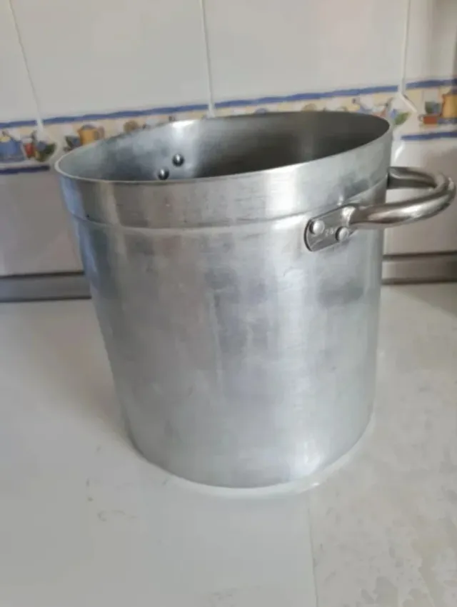 Olla grande de aluminio