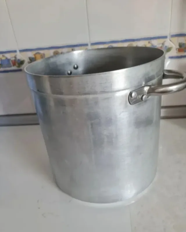 Olla grande de aluminio