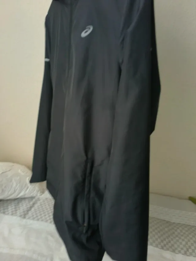 Cortavientos Asics Negro con Capucha