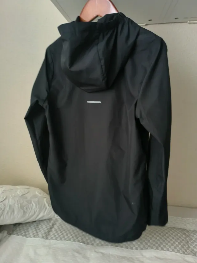 Cortavientos Asics Negro con Capucha