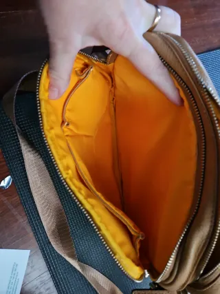 Bolso de piel marrón y amarillo