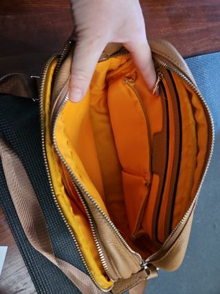 Bolso de piel marrón y amarillo