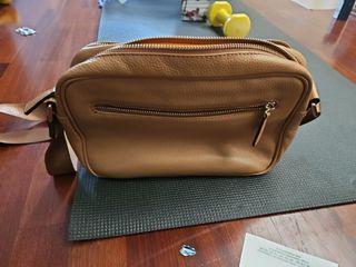 Bolso de piel marrón y amarillo