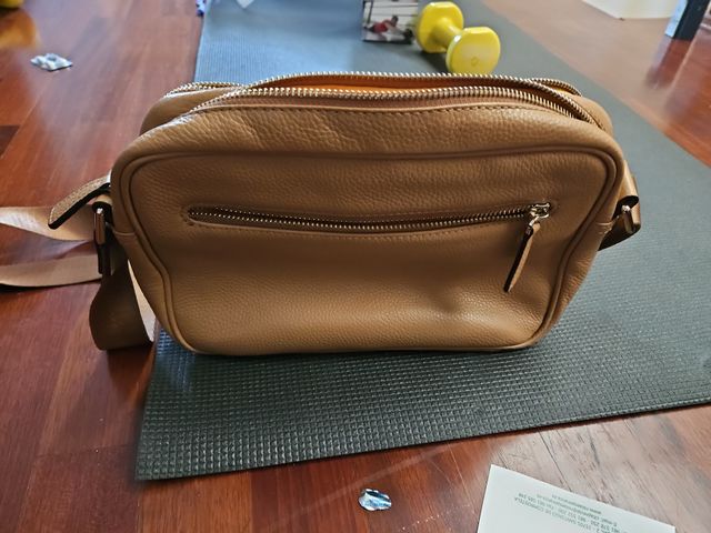 Bolso de piel marrón y amarillo