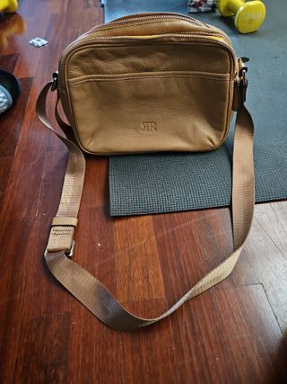 Bolso de piel marrón y amarillo