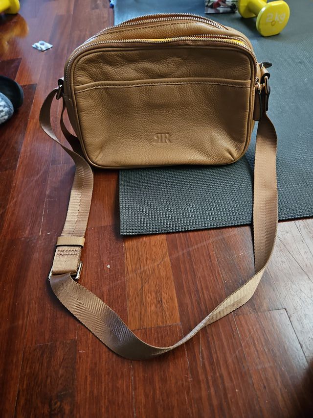 Bolso de piel marrón y amarillo