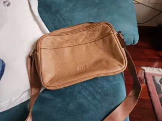 Bolso de piel marrón y amarillo