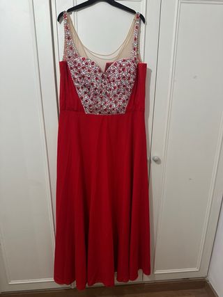 Vestido de fiesta rojo con pedrería
