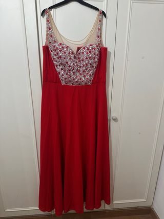 Vestido de fiesta rojo con pedrería