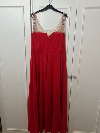 Vestido de fiesta rojo con pedrería