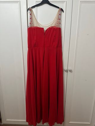 Vestido de fiesta rojo con pedrería