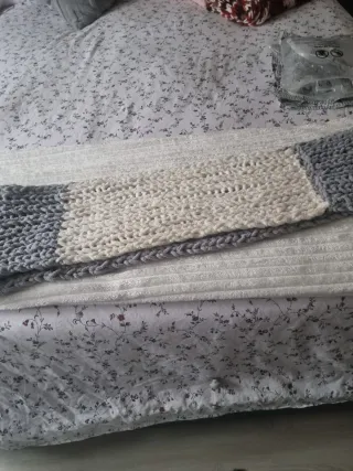 Bufanda tejida gris y beige