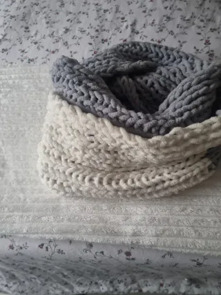 Bufanda tejida gris y beige